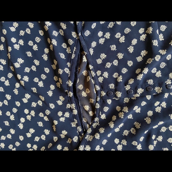 2 for $50 💕 H&M daisy dress with front cut out - Picture 4 of 4